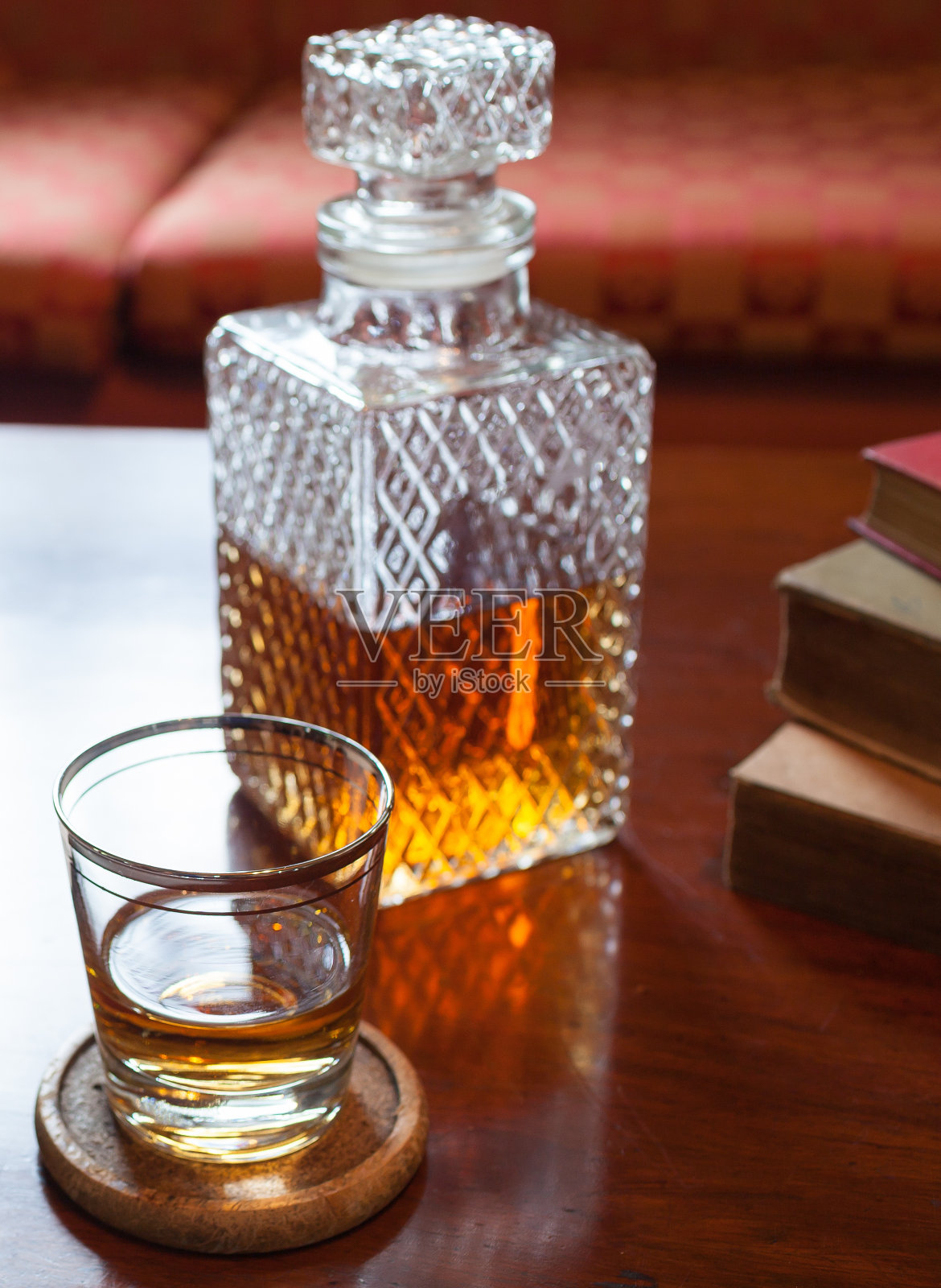 享受一杯威士忌照片摄影图片
