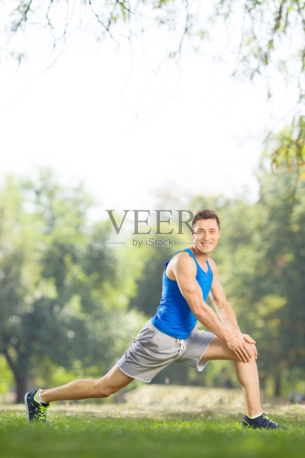 运动员在公园里做伸展运动照片摄影图片