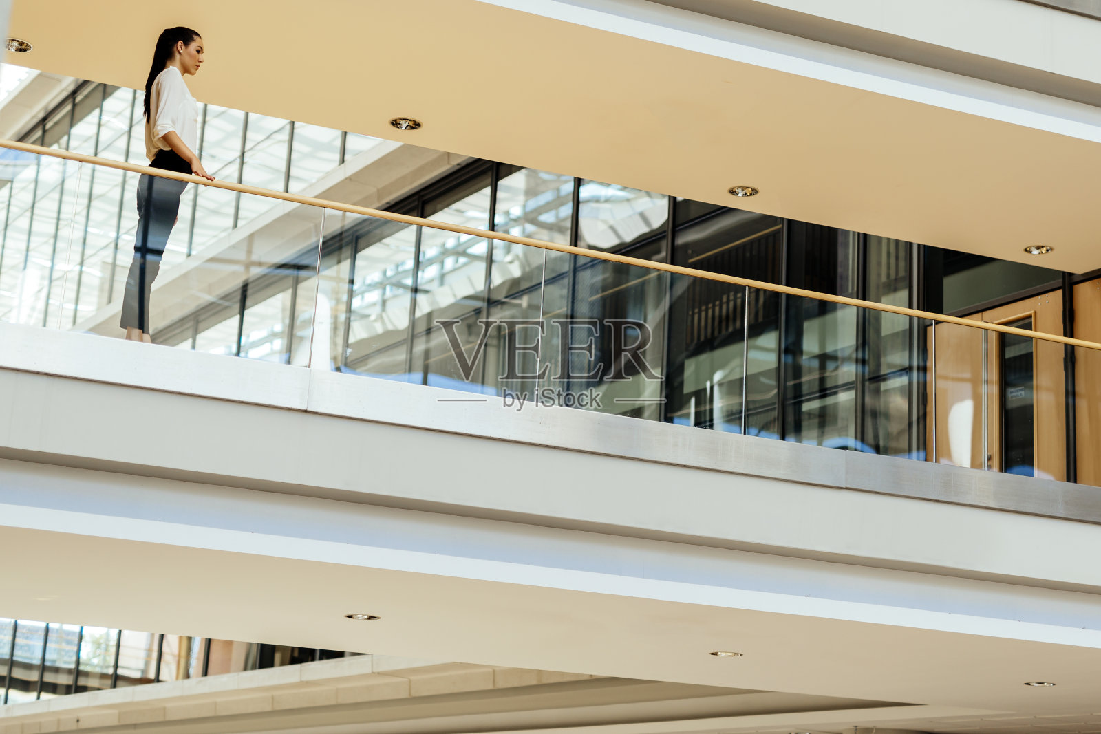 优雅的女商人走进大楼照片摄影图片