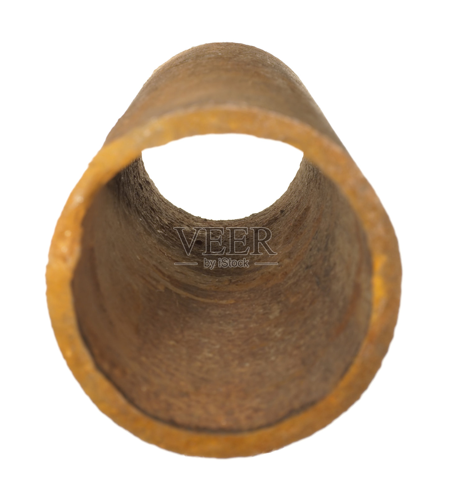 一块生锈的旧铁管孤立在白色背景上。照片摄影图片