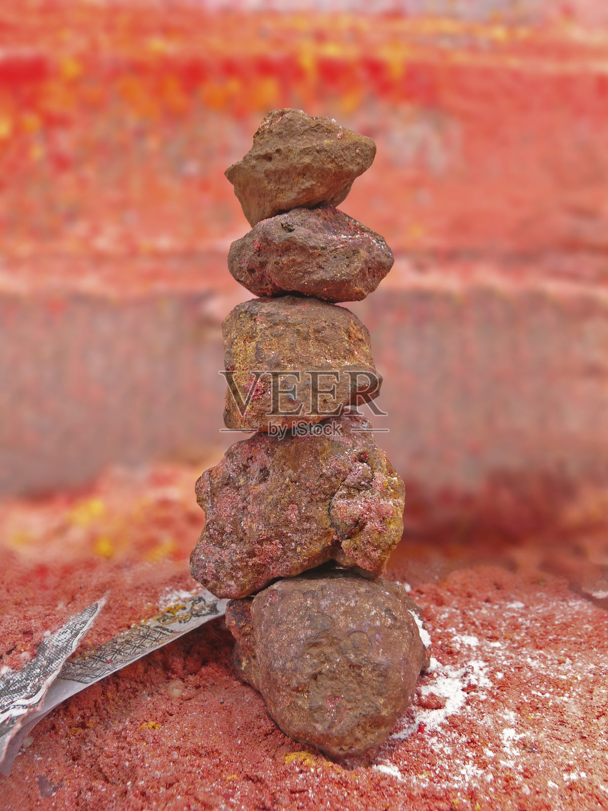 印度一座寺庙外堆放的石头照片摄影图片