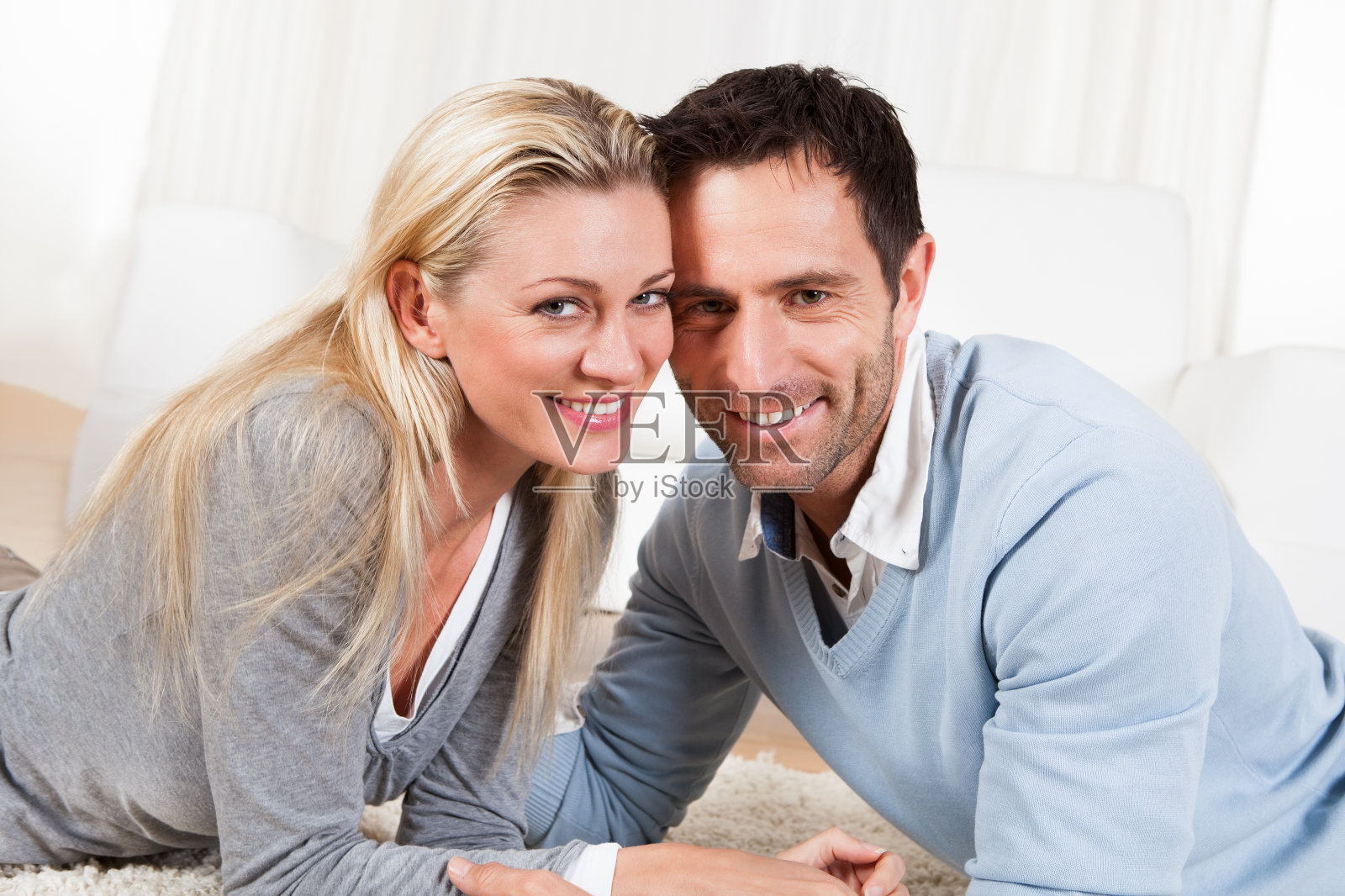 一对年轻的夫妇注视着对方照片摄影图片