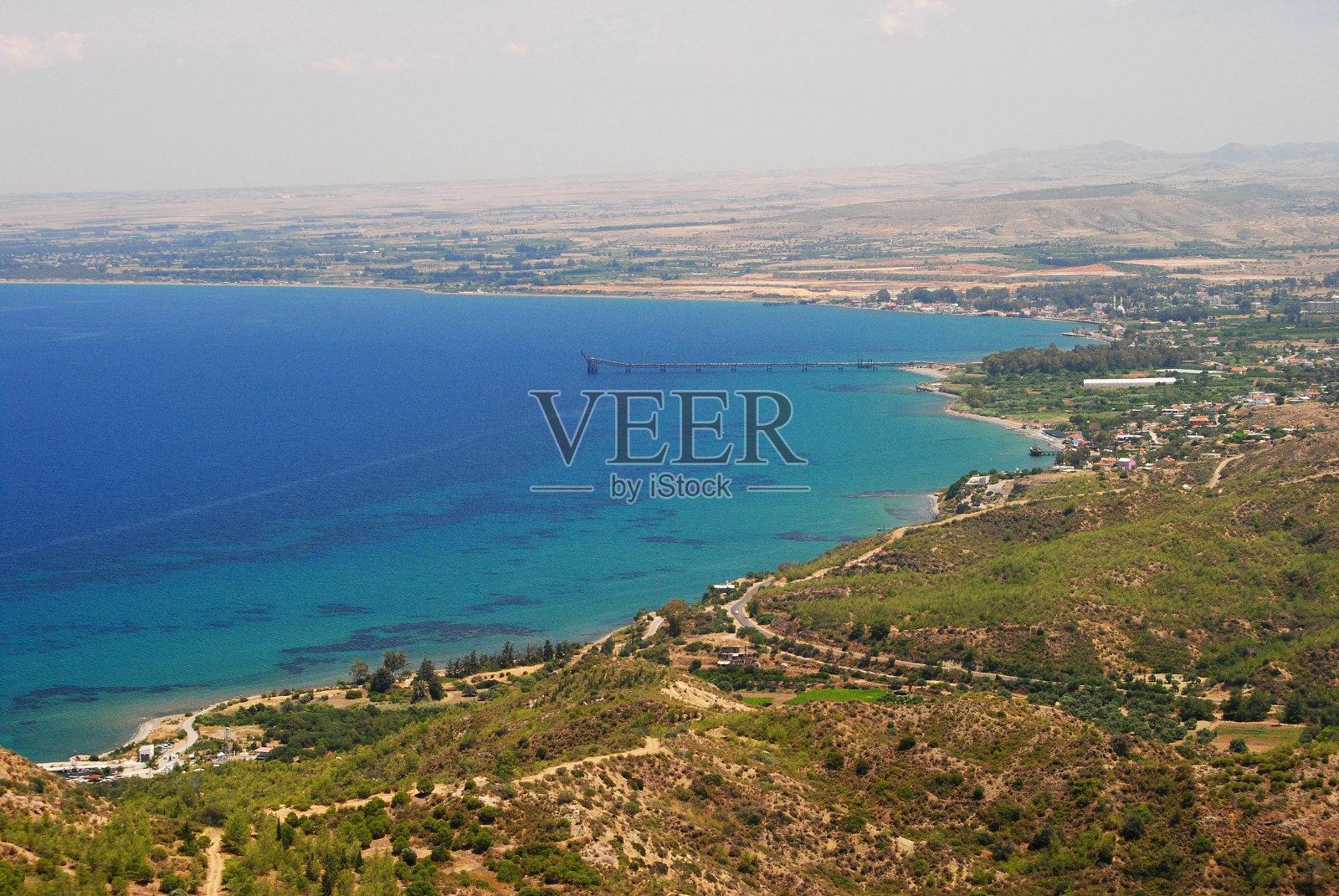 从古老的Vouni废墟看Gemikonagı在塞浦路斯。照片摄影图片