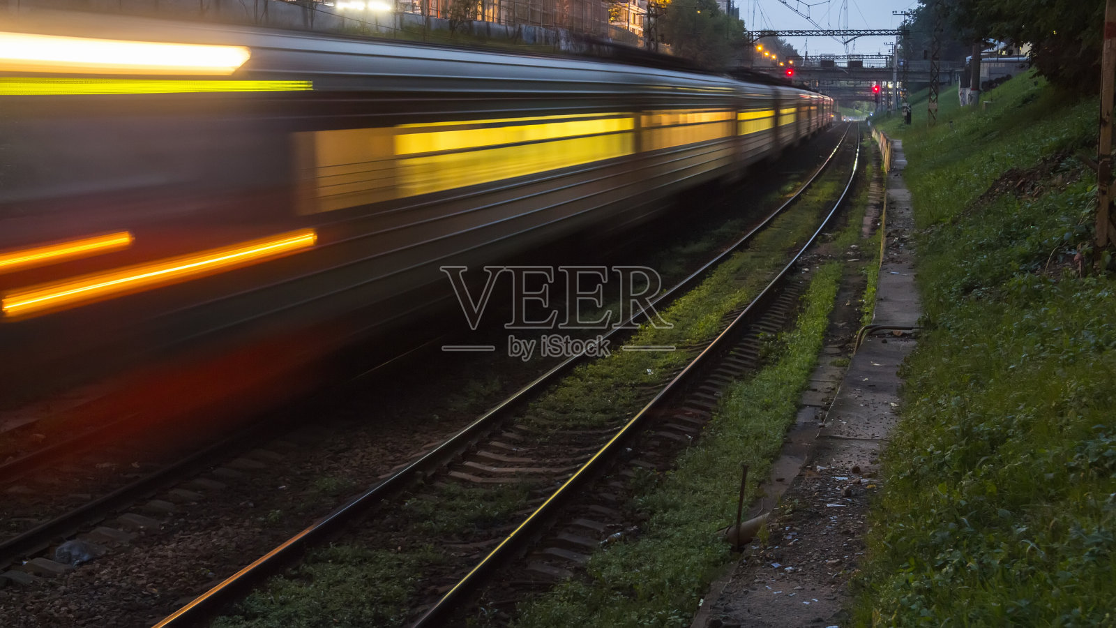 铁路列车快速运动照片摄影图片