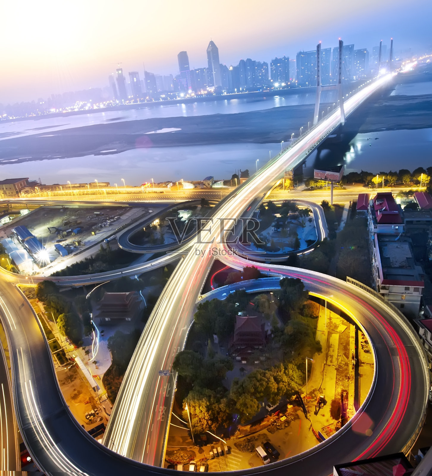 夜景的桥梁和城市在中国上海。照片摄影图片