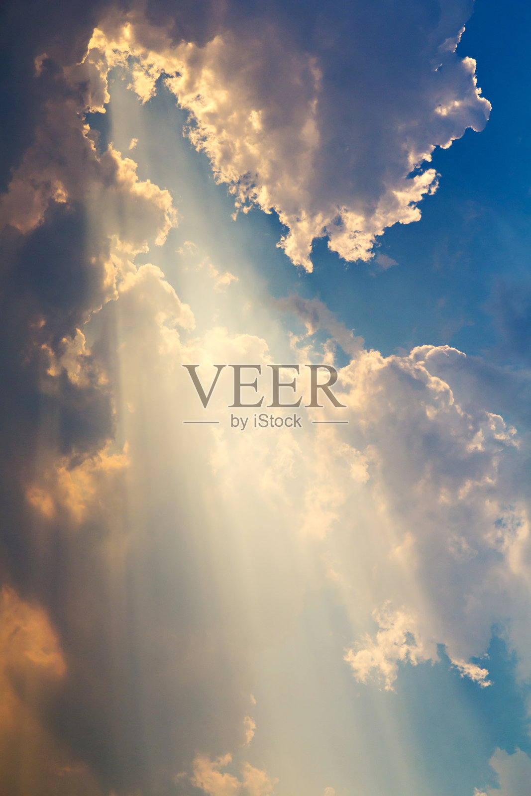 蓝天背景上的云朵和阳光照片摄影图片