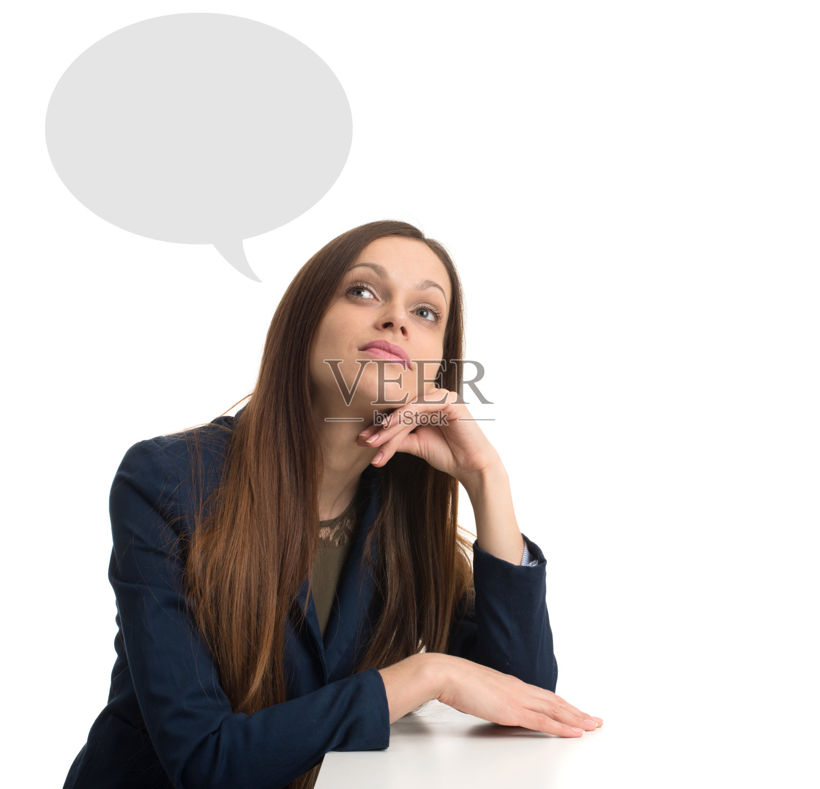 女商人坐在桌子后面，思考着照片摄影图片