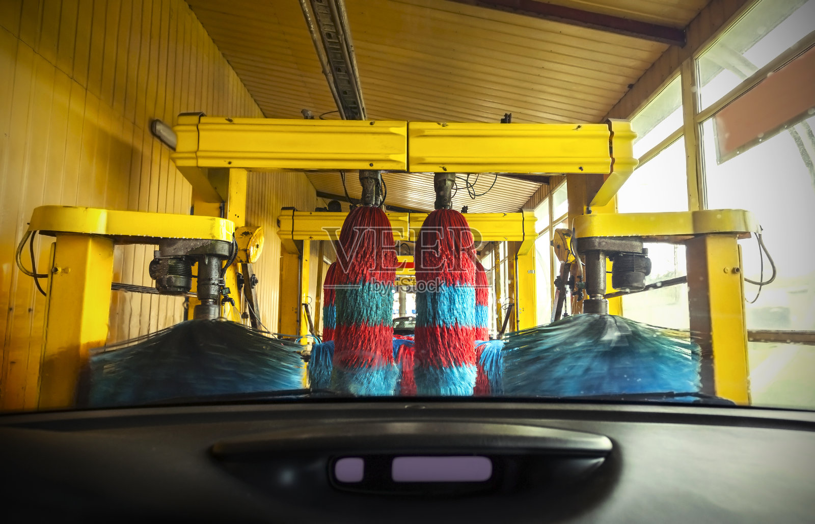 洗车时从车内清洗。照片摄影图片