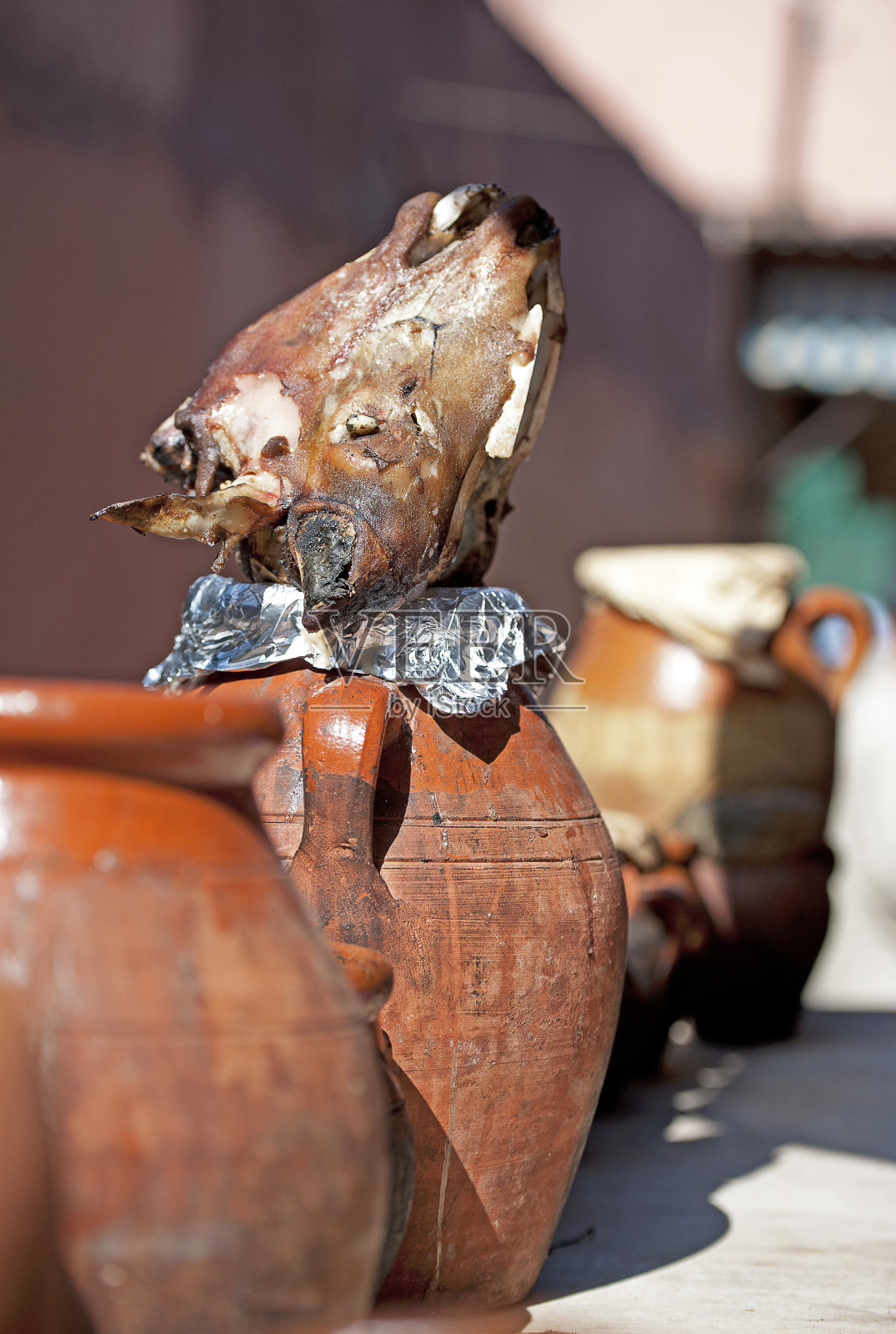在摩洛哥马拉喀什的露天市场面对面照片摄影图片