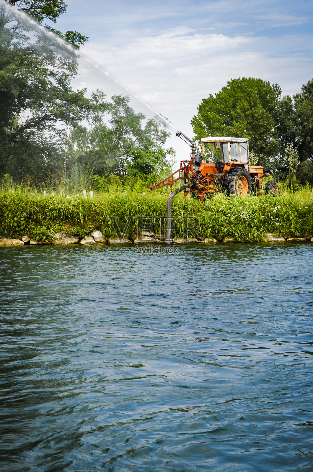 拖拉机浇水照片摄影图片
