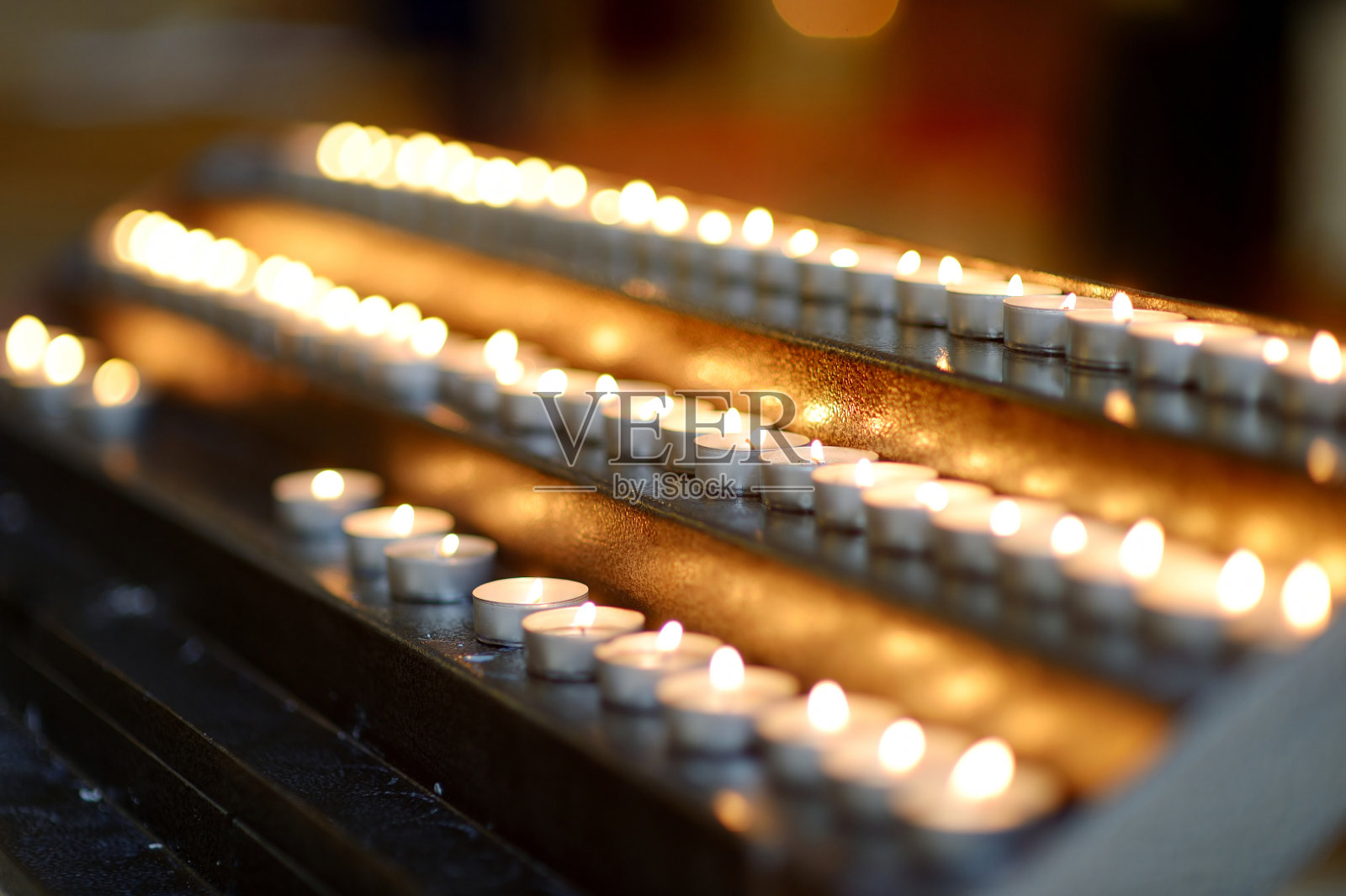 教堂蜡烛排成一排照片摄影图片