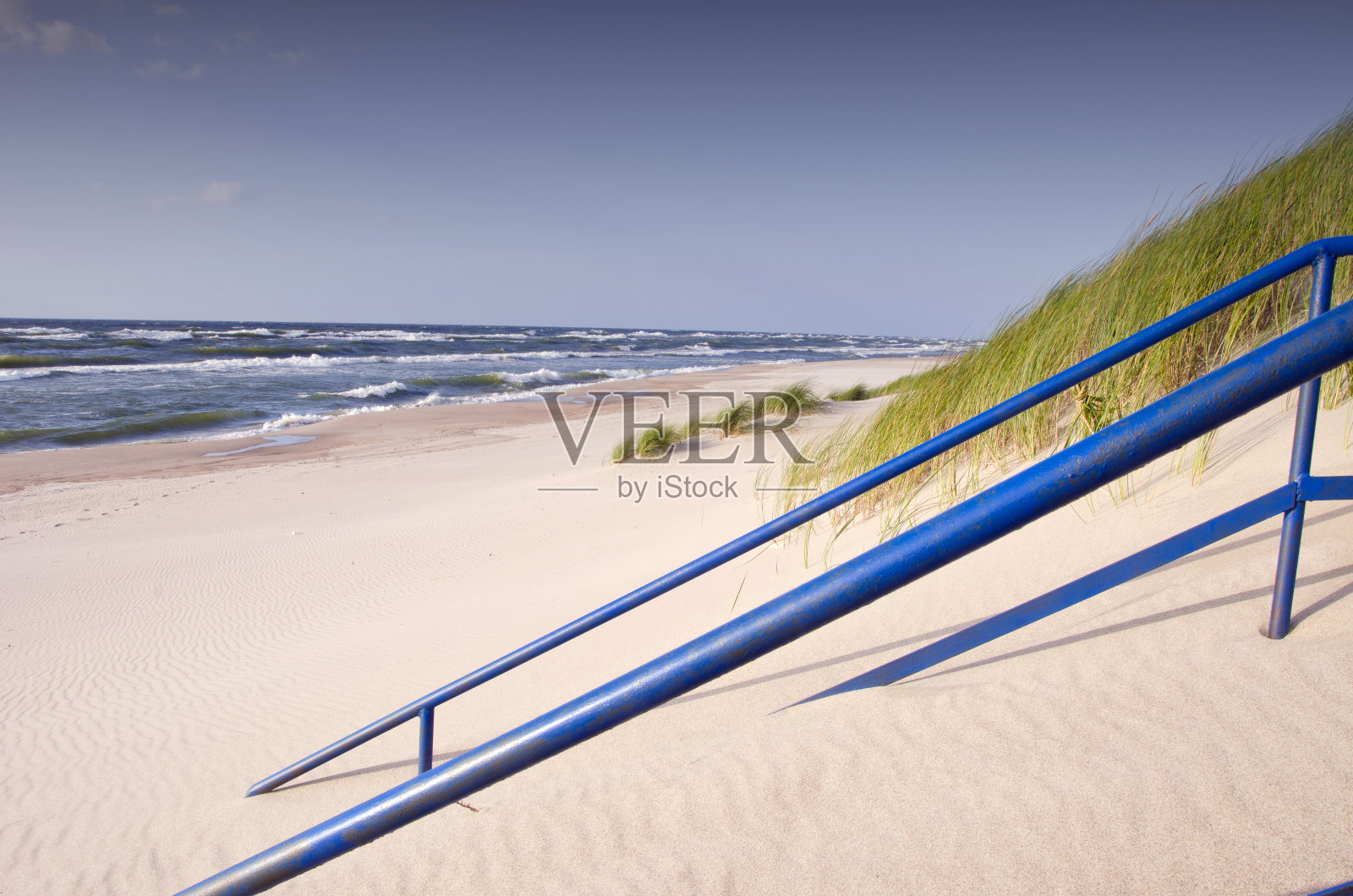 沙滩和大海上的楼梯栏杆照片摄影图片