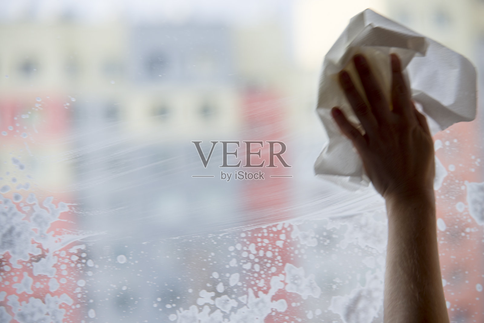 年轻女子在擦窗户，动态模糊照片摄影图片