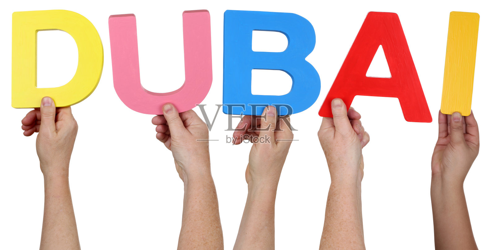 一群不同种族的人拿着“迪拜”字样照片摄影图片