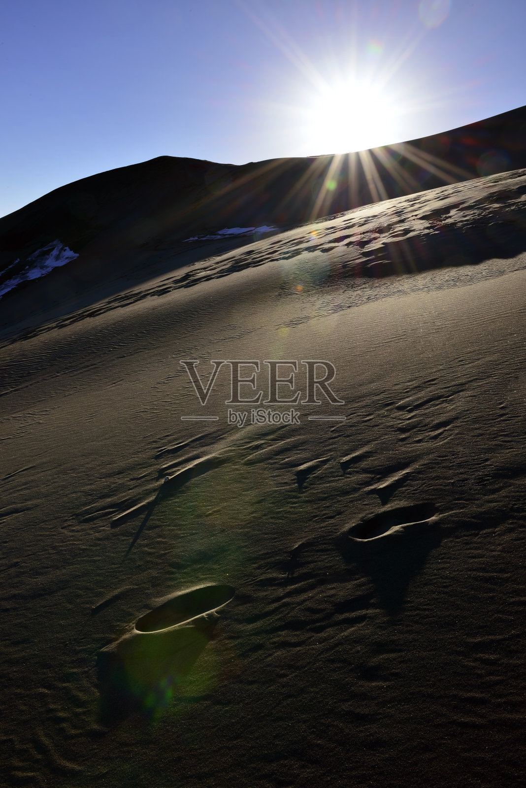 日落和大沙丘上的脚印照片摄影图片