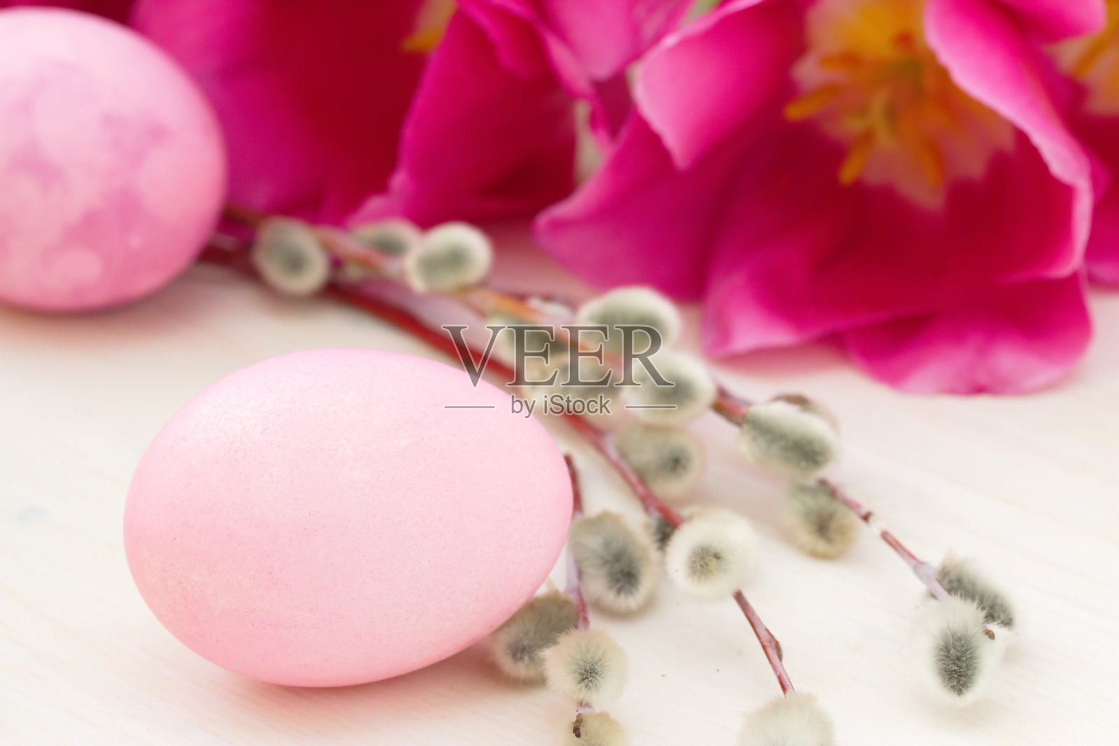 复活节彩蛋和春天的花朵照片摄影图片