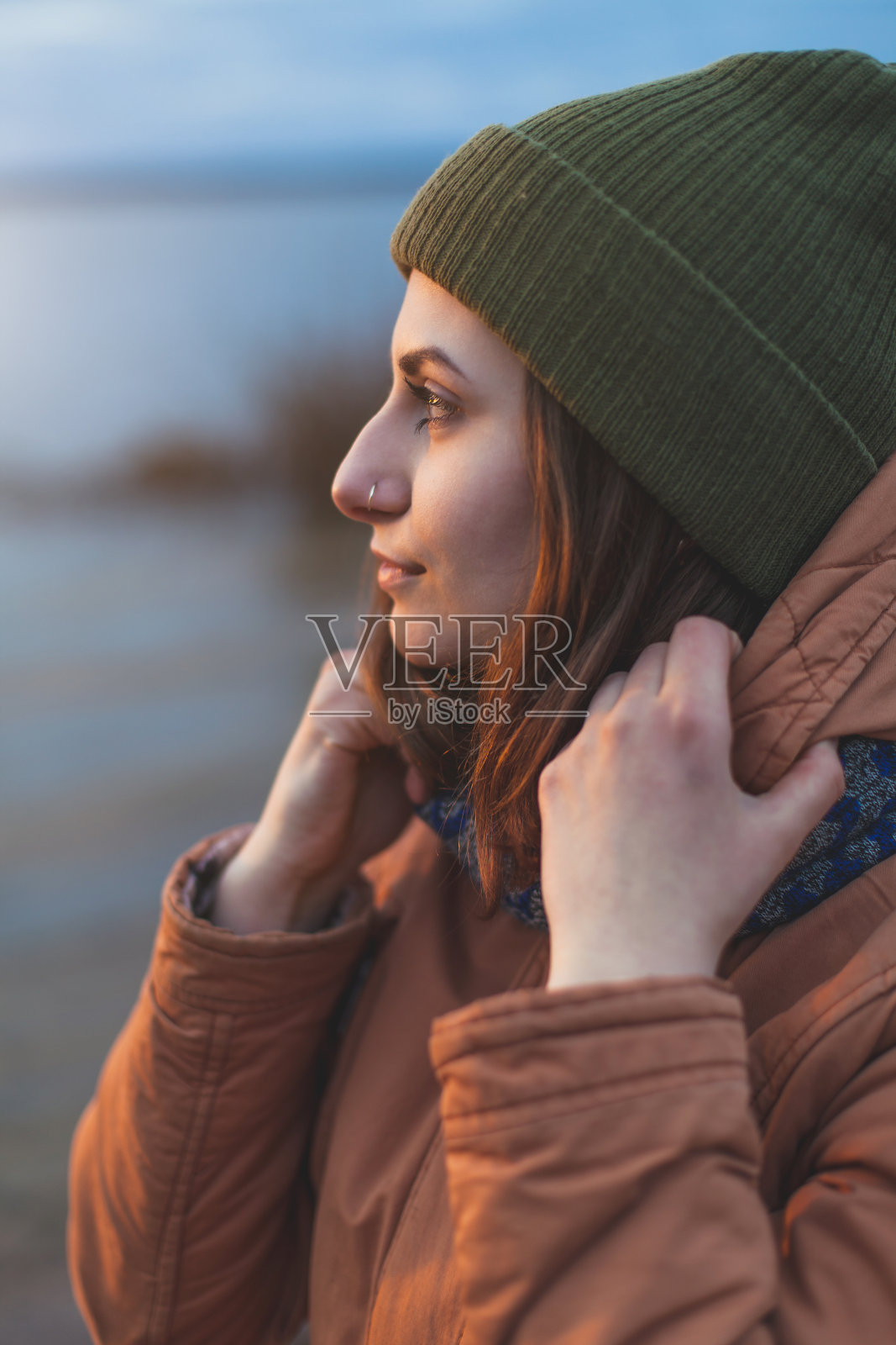 有吸引力的女孩的侧面肖像照片摄影图片