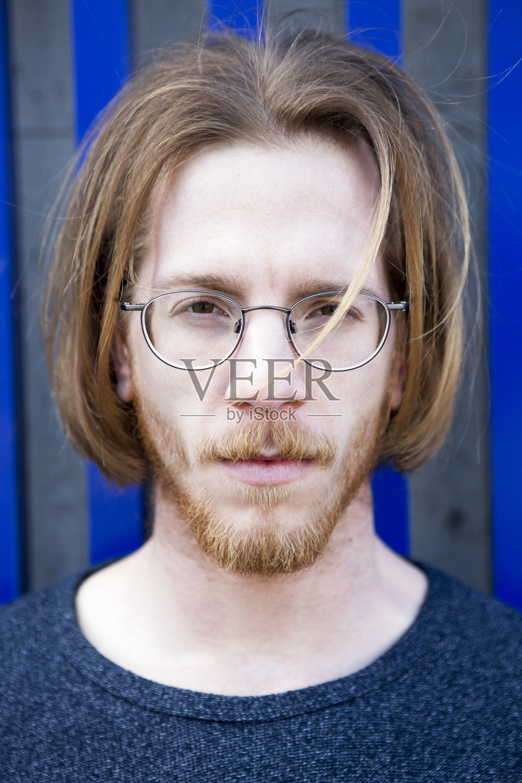 一个留着红色长发的年轻人的肖像照片摄影图片