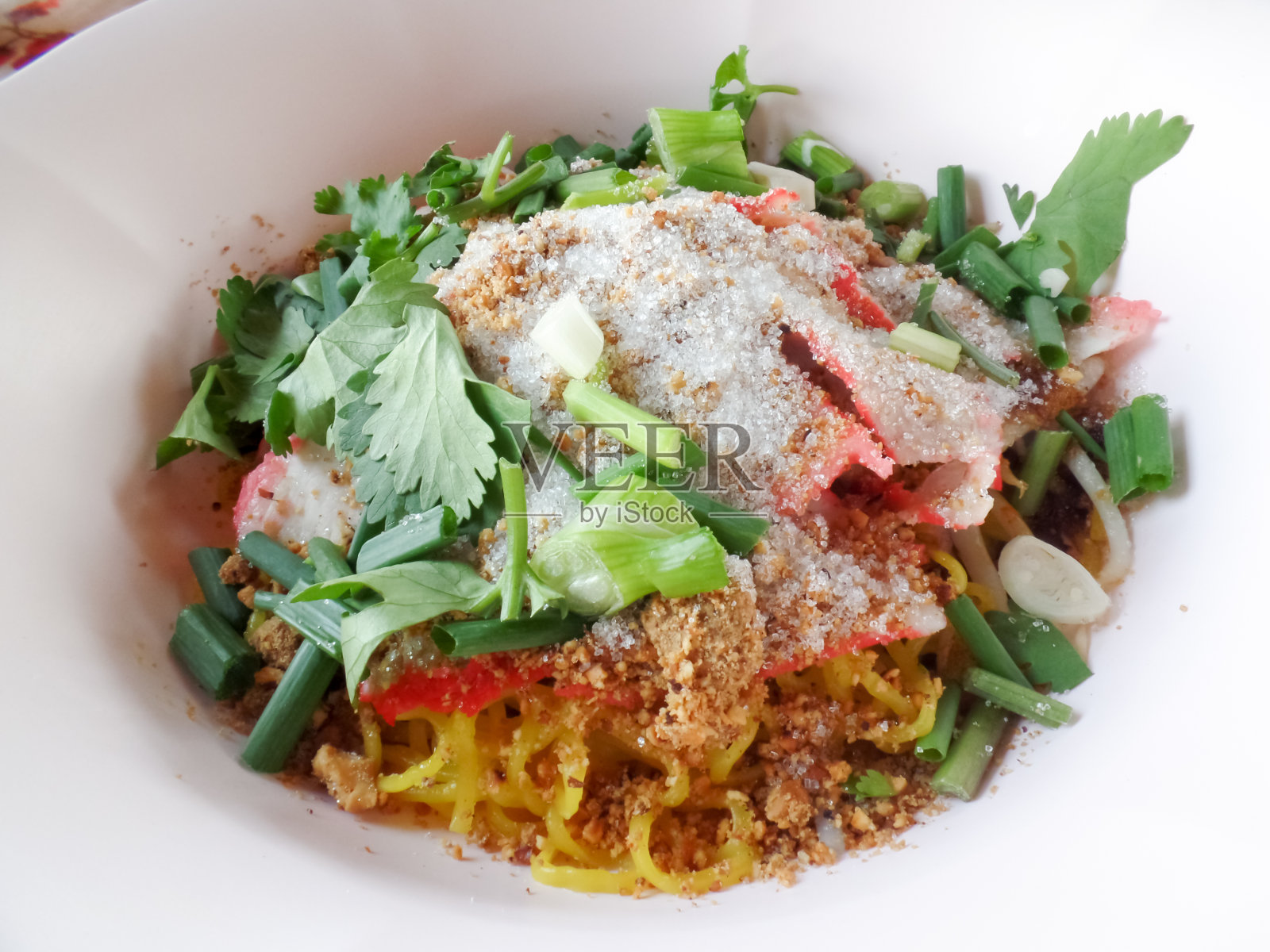 黄面条和烧猪肉馄饨照片摄影图片