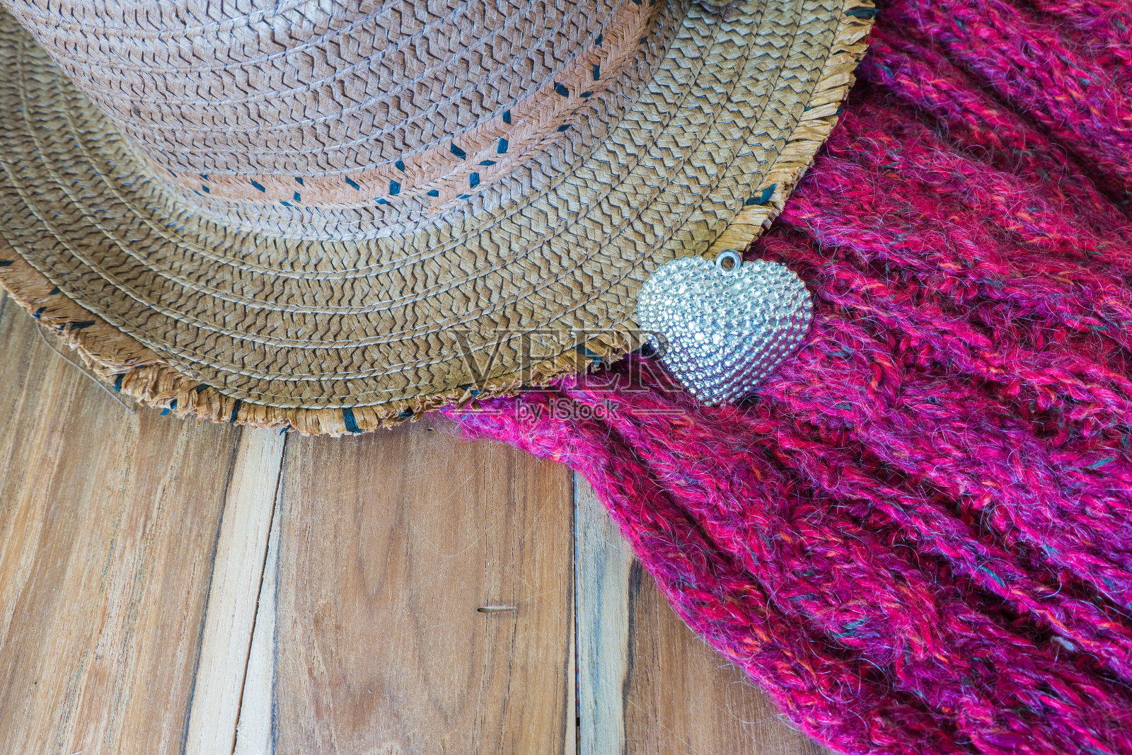 银心、丝巾、帽子、礼盒等木制背景装饰照片摄影图片