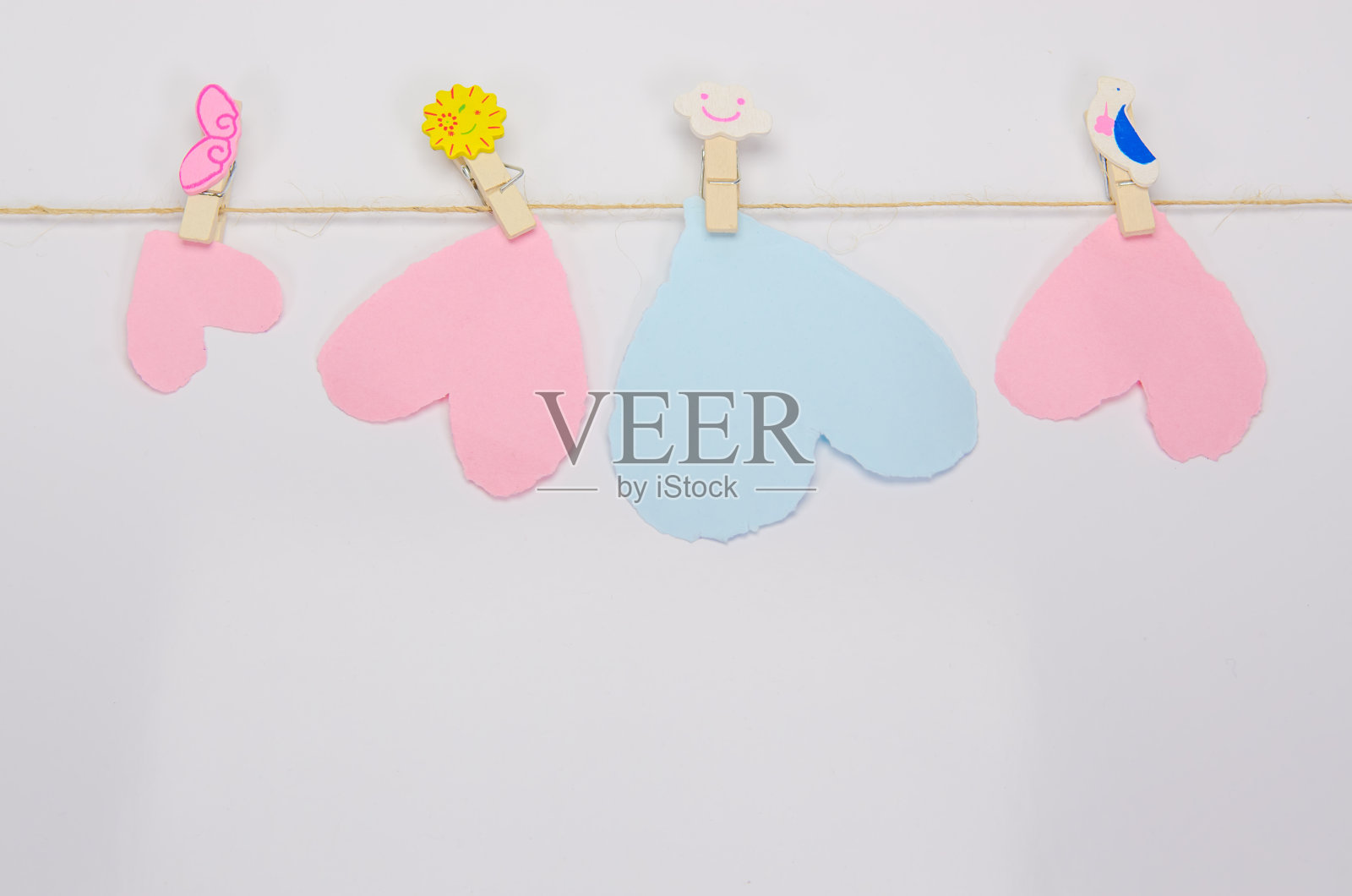 美丽的纸心在白纸背景。照片摄影图片