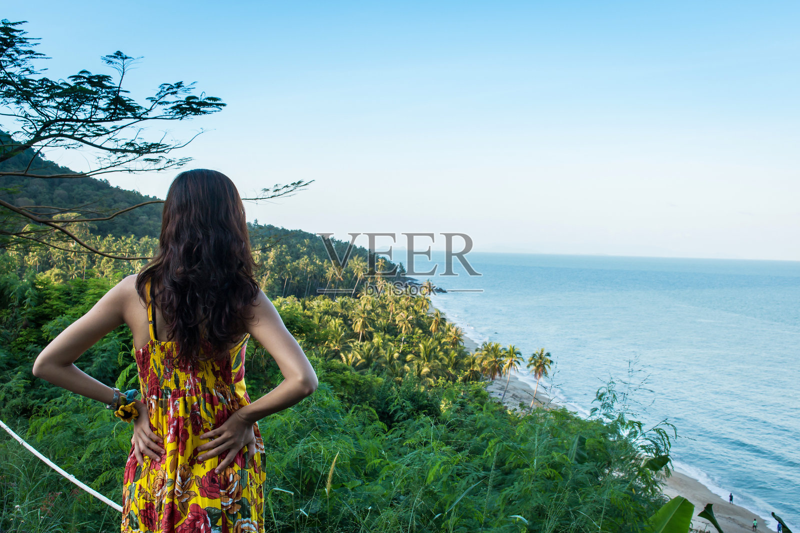 美丽的女人在眺望大海照片摄影图片