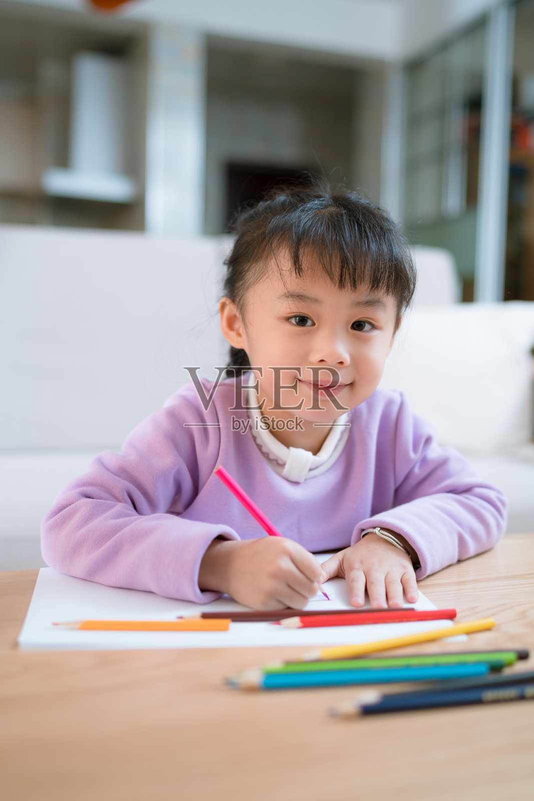 中国小女孩学画画照片摄影图片