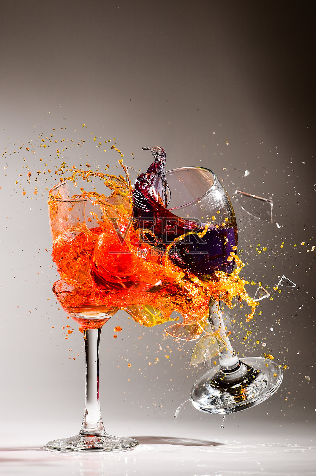 玻璃酒杯中的水彩飞溅效果背景照片摄影图片