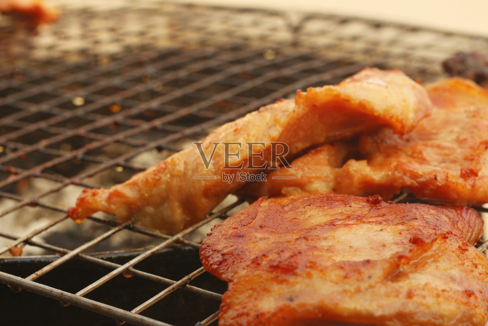 市场上炉子上烤的猪肉照片摄影图片