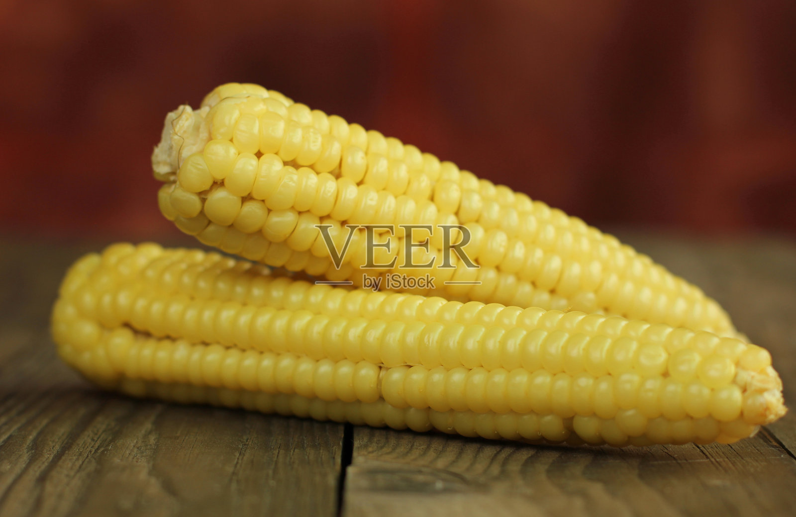 古董木桌上放着新鲜玉米照片摄影图片
