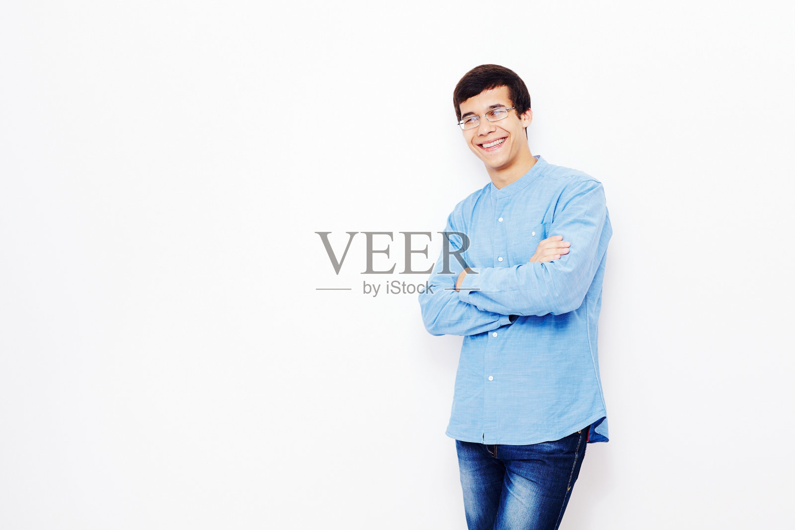 双臂交叉的白人照片摄影图片