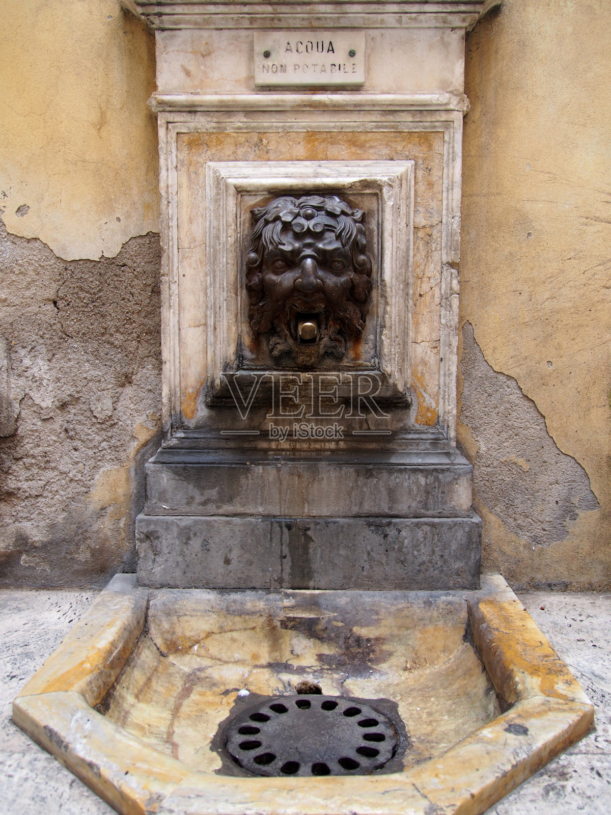 意大利锡耶纳的小喷泉照片摄影图片