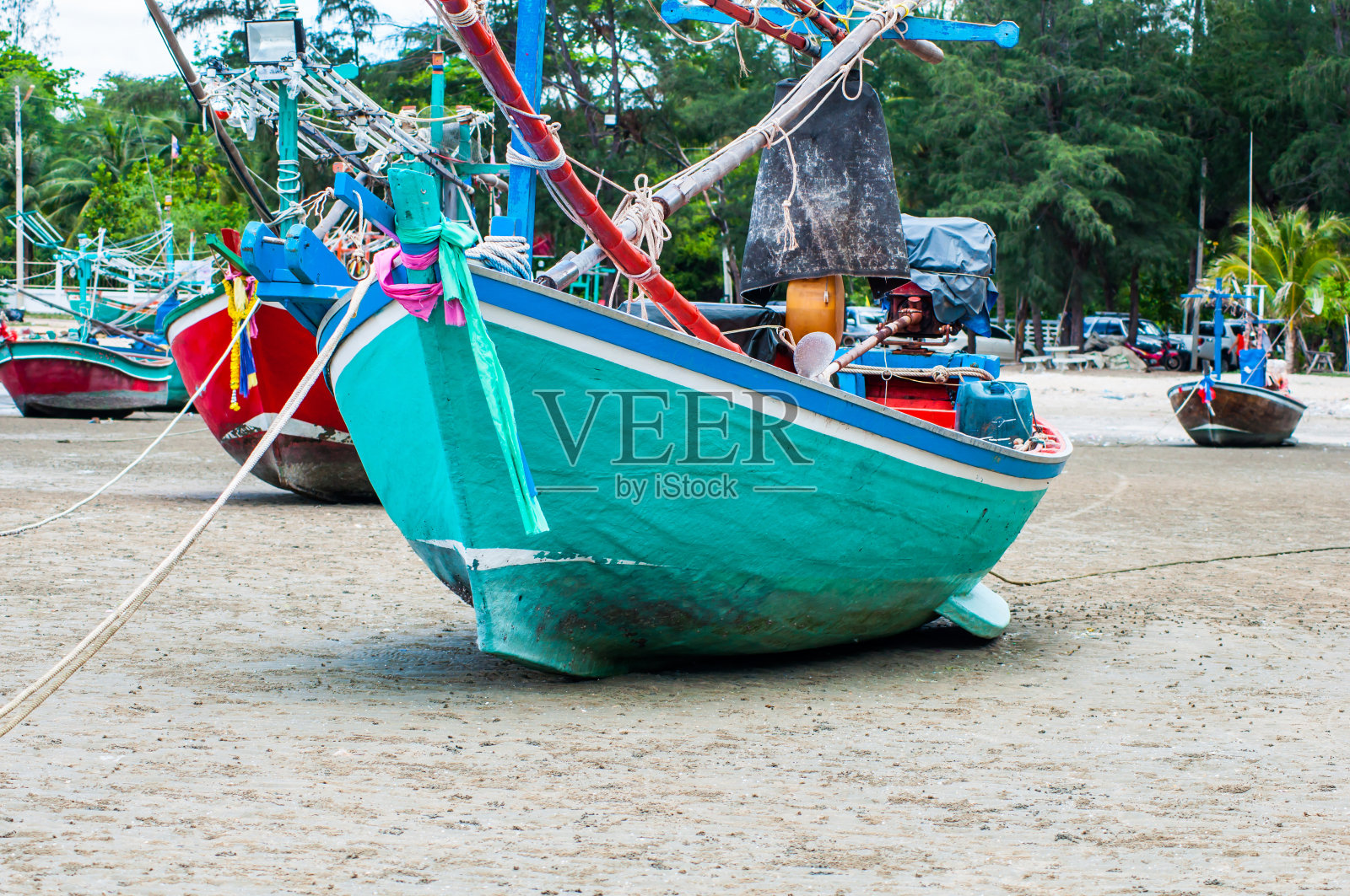泰国海滩上的渔船。照片摄影图片