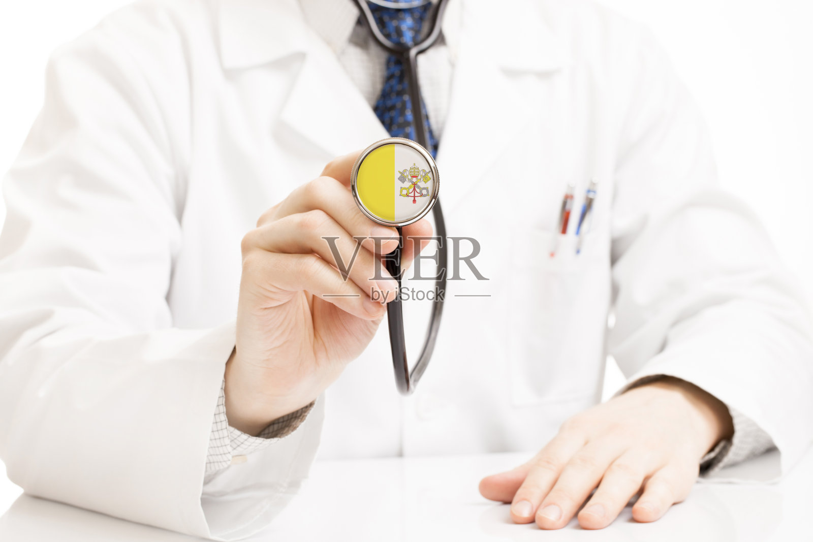 医生拿着带有旗帜系列的听诊器 - 梵蒂冈照片摄影图片