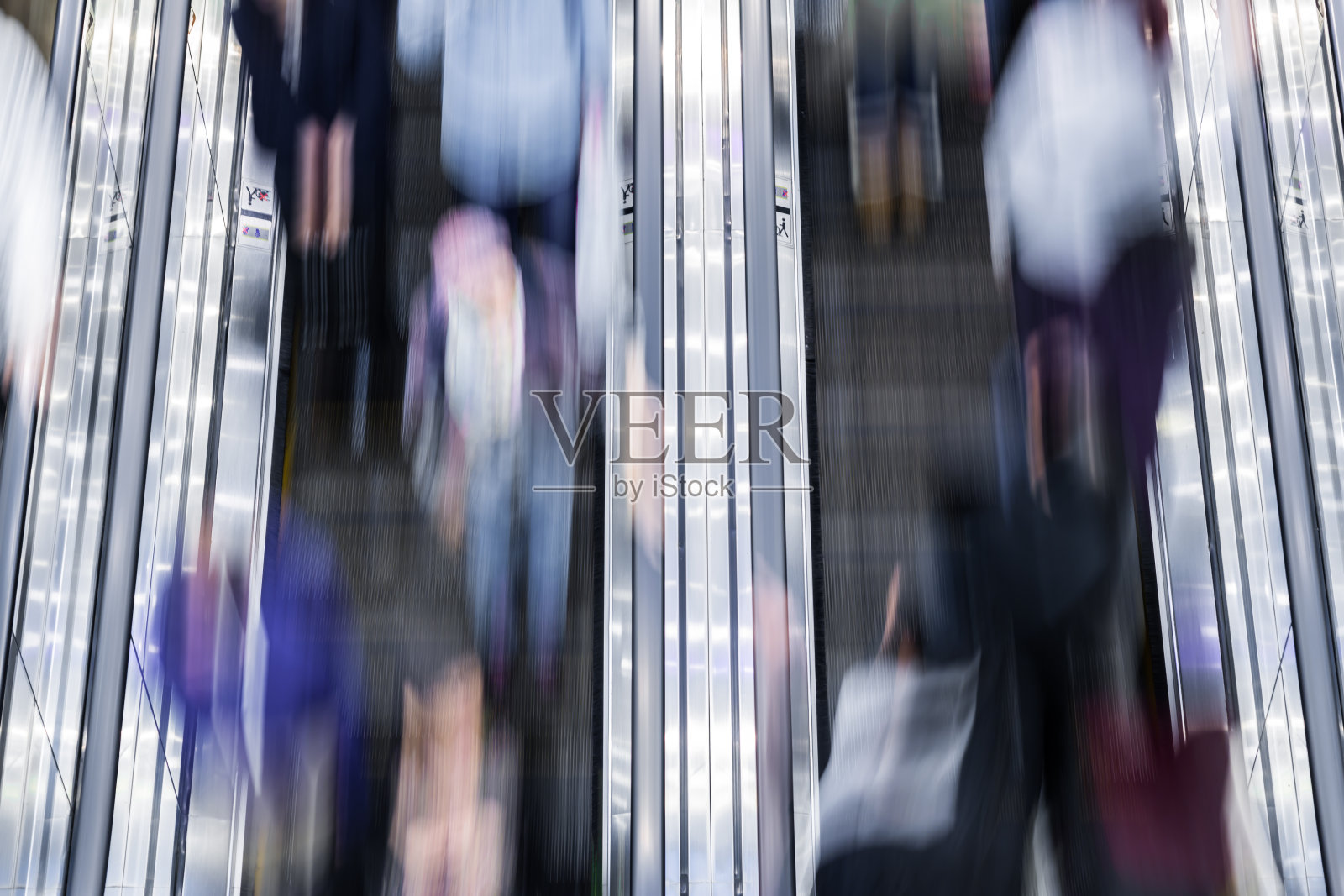 散焦背景拥挤的人在商场购物照片摄影图片