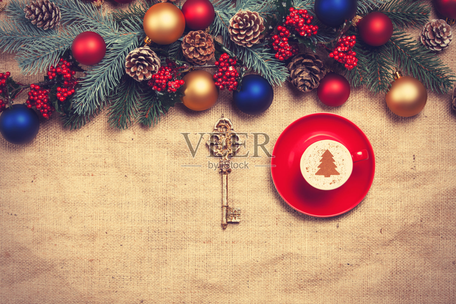 热卡布奇诺，以黄麻为背景照片摄影图片