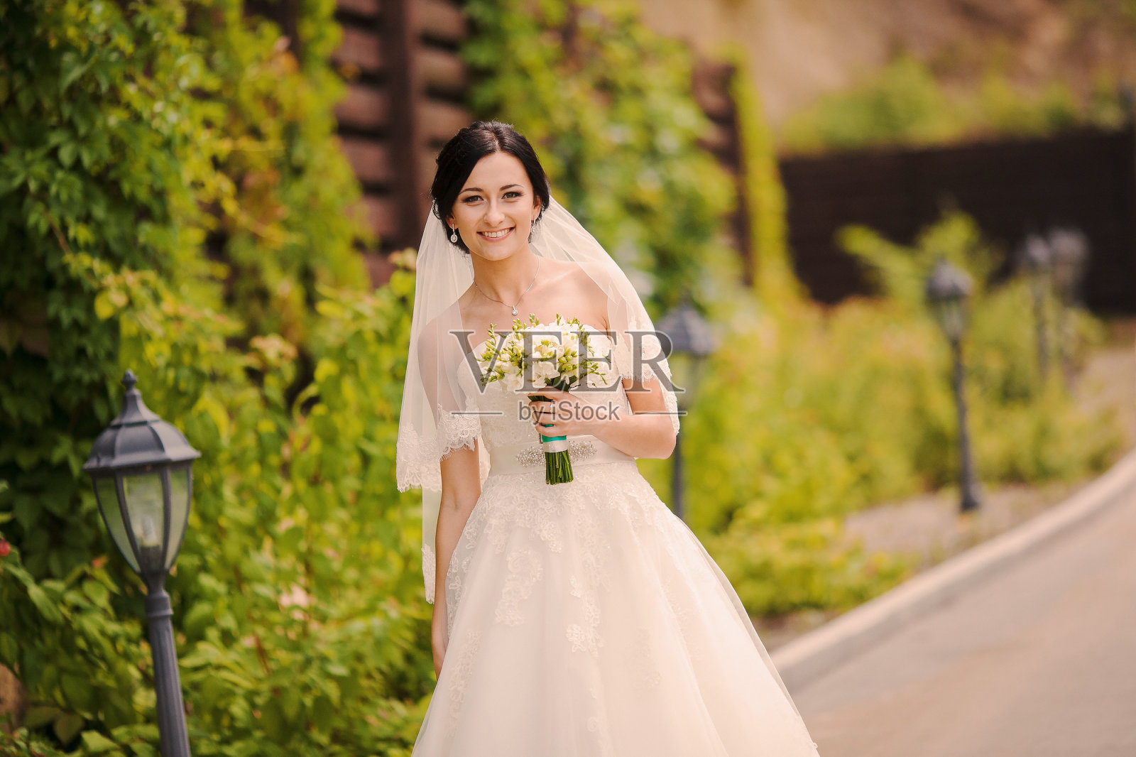 年轻的新娘之外照片摄影图片