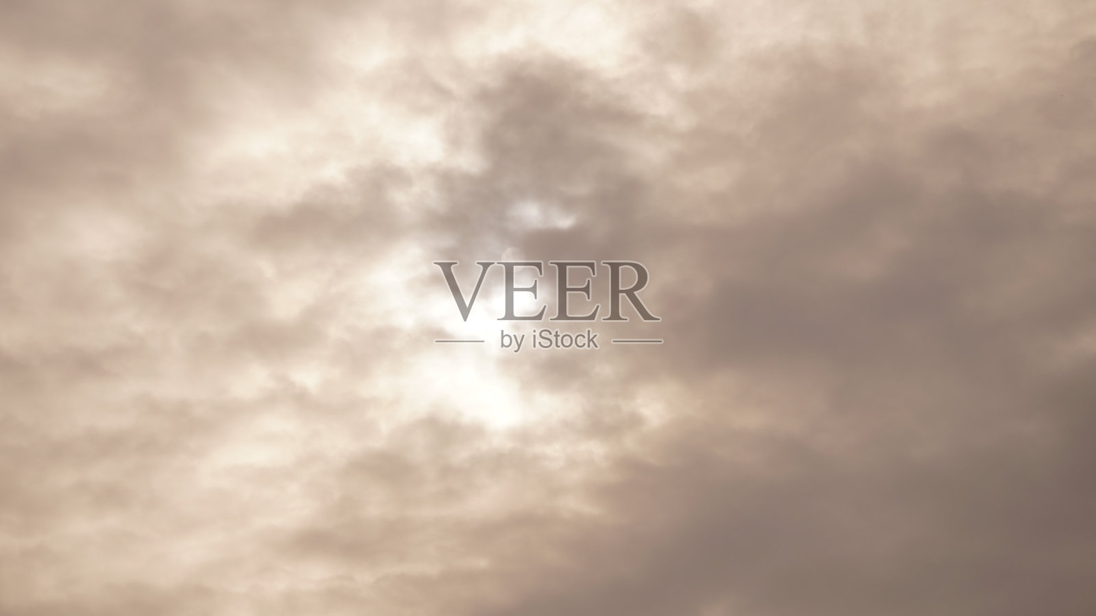 雪后的太阳和天空。照片摄影图片