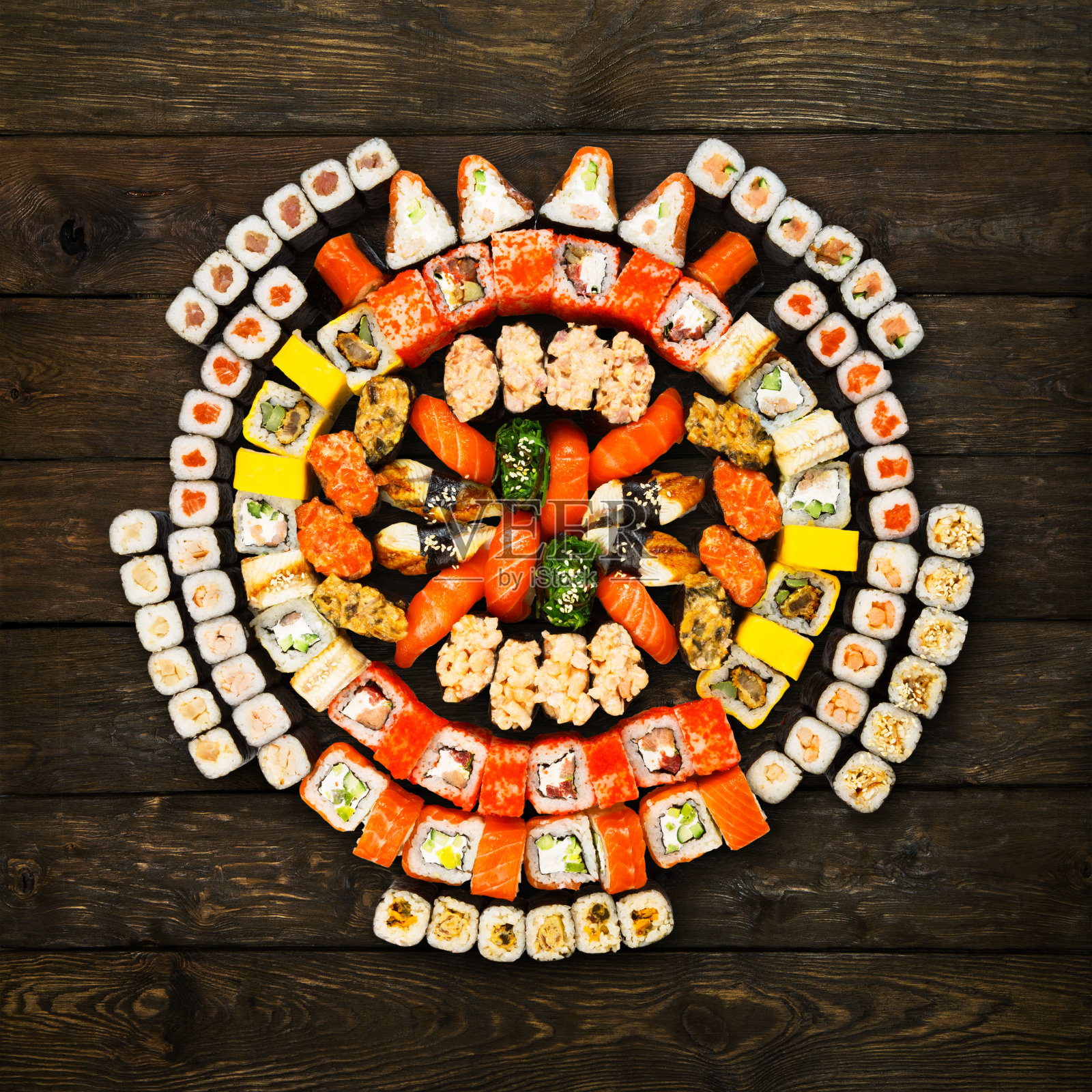 一套寿司，maki和卷孤立在木材照片摄影图片