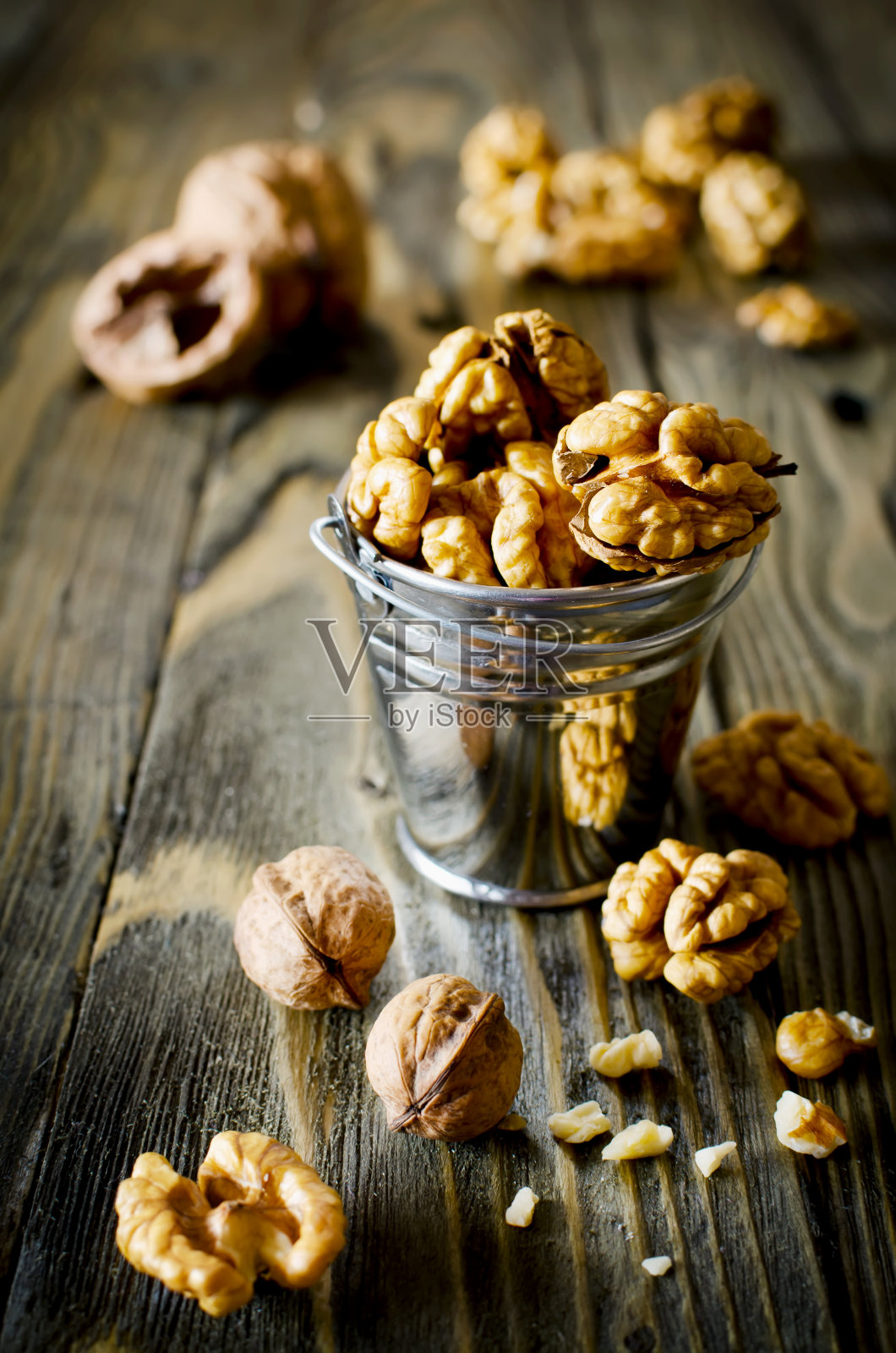 木桌上放着核桃仁和整个核桃照片摄影图片