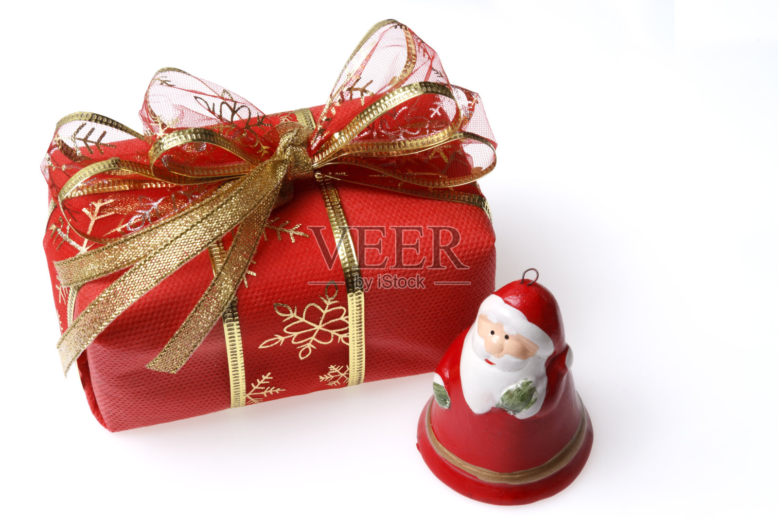 瓷圣诞老人和红色圣诞盒子孤立在白色的背景照片摄影图片