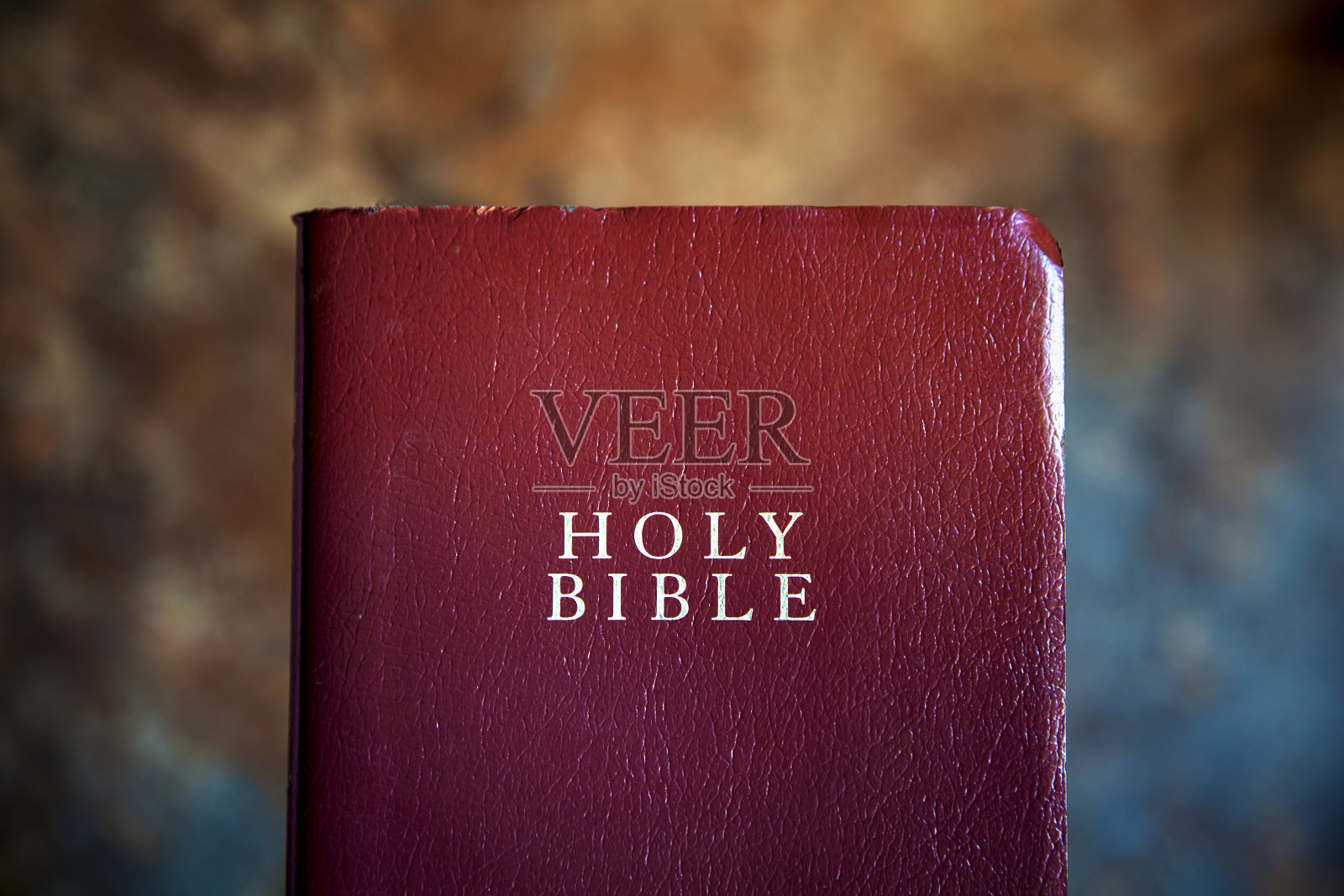 棕色背景的圣经照片摄影图片