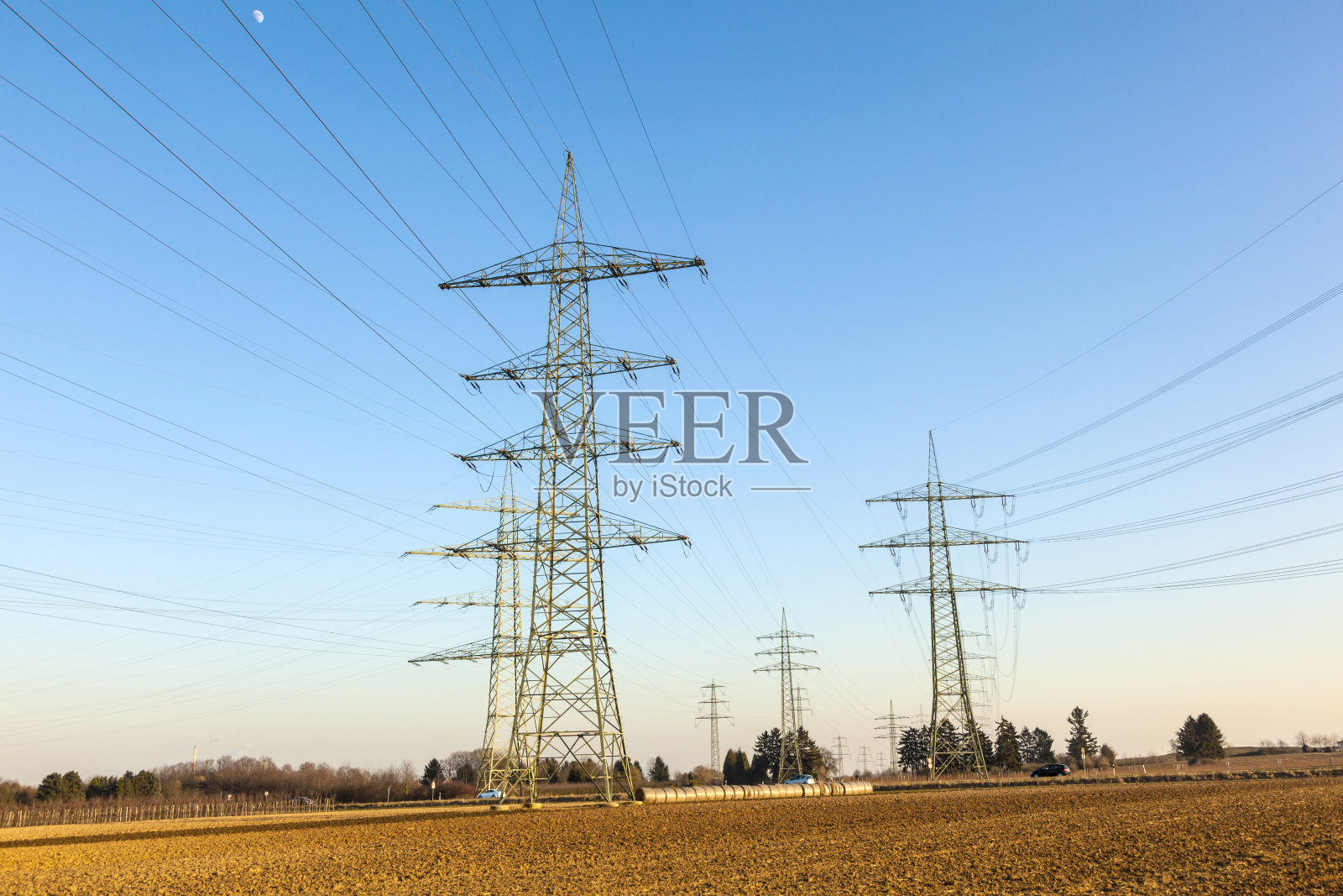 电线塔在乡村景观与蓝天照片摄影图片