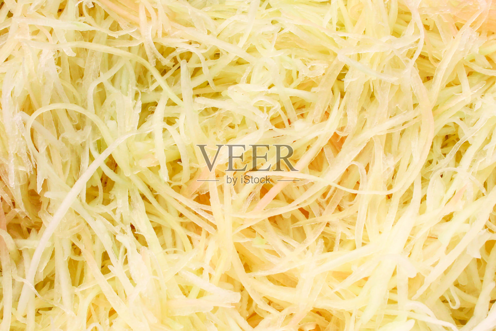 木瓜切碎，准备作沙拉，生肉。照片摄影图片