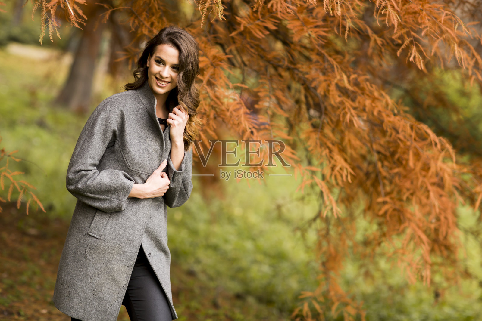 秋天公园里的漂亮姑娘照片摄影图片