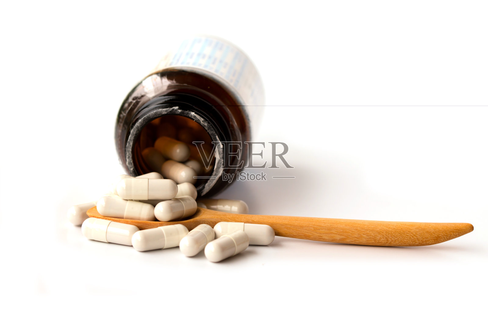 落在孤立背景中的药瓶。照片摄影图片