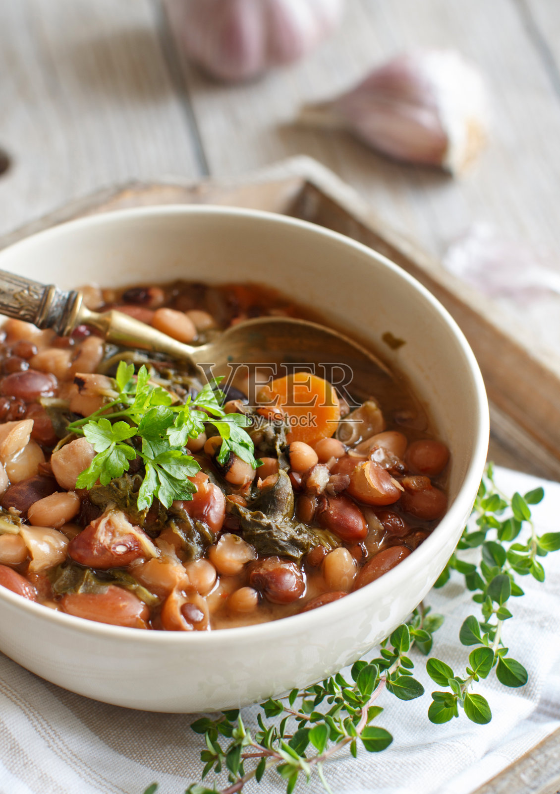 把煮好的豆类和蔬菜放在碗里照片摄影图片