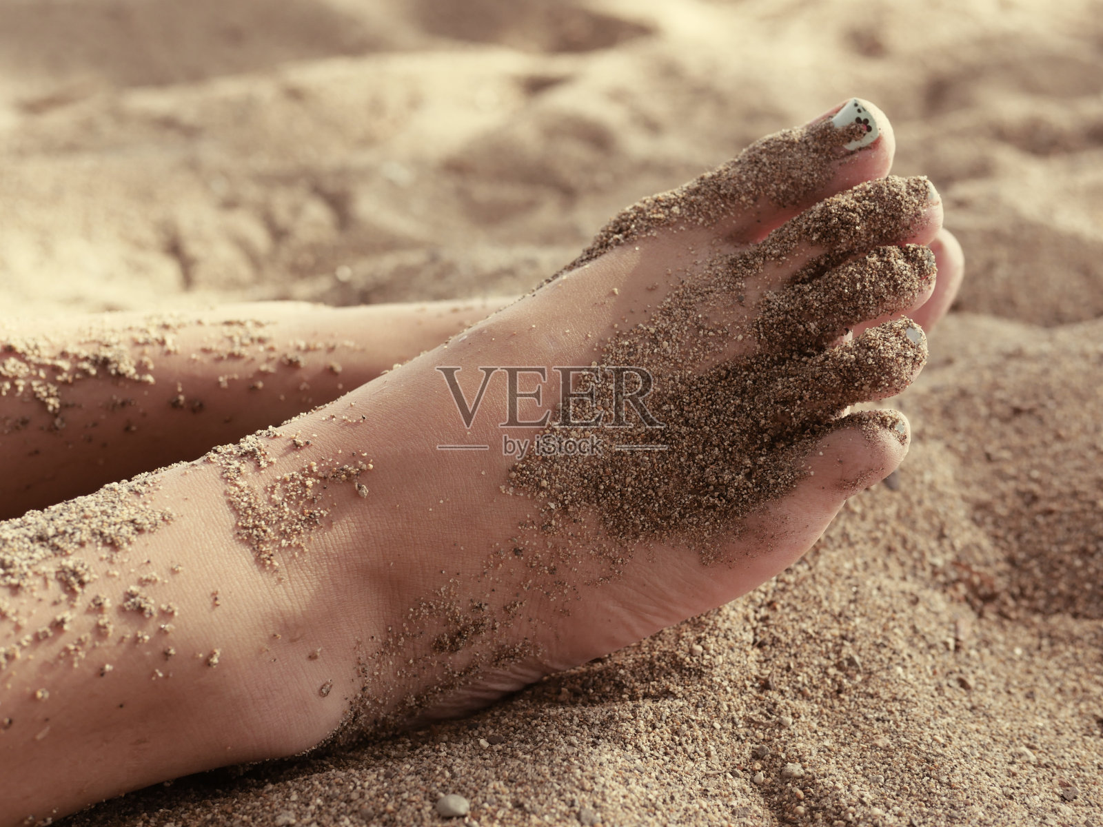 沙子里的脚照片摄影图片
