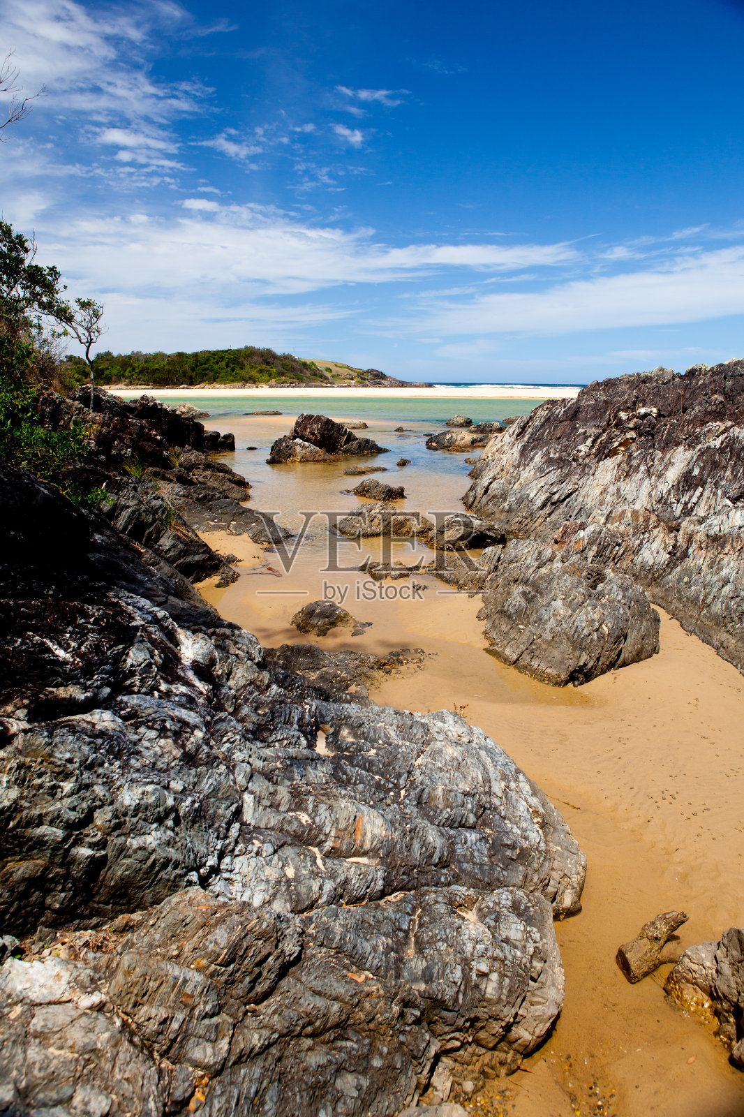 海岸沙滩上的沙子和岩石照片摄影图片