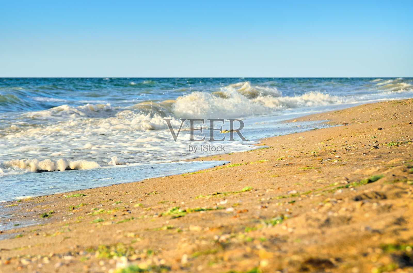 海浪冲刷着蓝天照片摄影图片